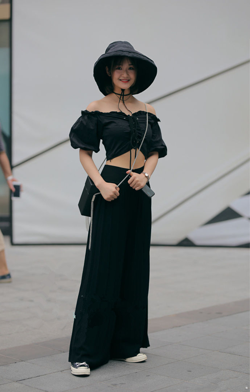 路人街拍，小姐姐好酷啊，女孩子光头真的很少见