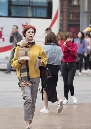  「精致」路人街拍，短裙和蕾丝吊带上衣的穿搭，简约精致有层次感