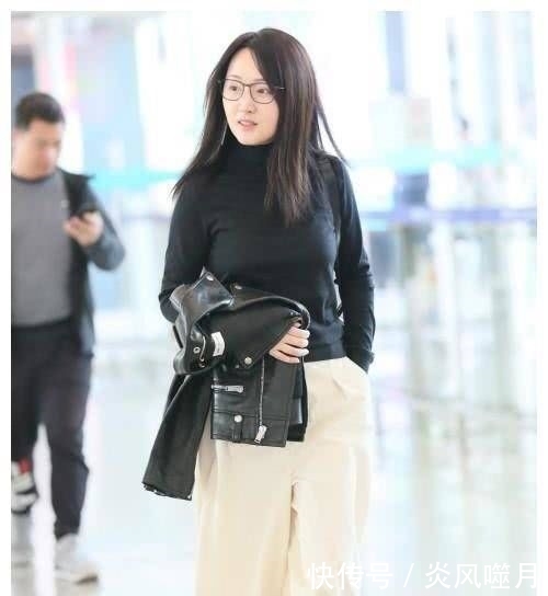  『惊讶』48岁杨钰莹现身机场，素颜的她，容颜让人惊讶