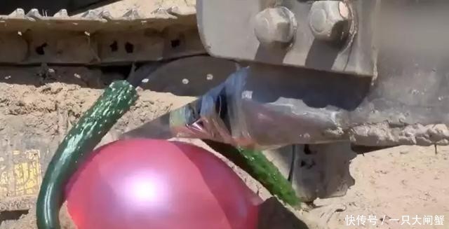  【成明星】“只有中国人能把挖掘机开成这样！”外国人直呼活久