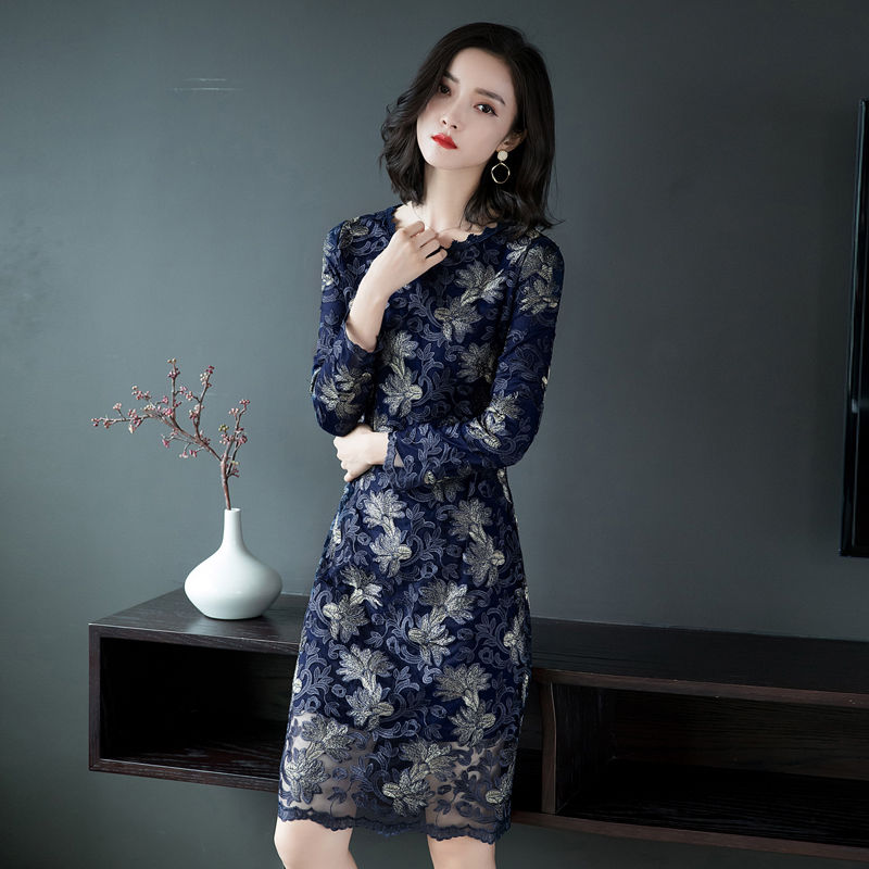 有一种美叫“宝石蓝”秋裙，媲美十件旗袍，虽贵，但美得直入心坎