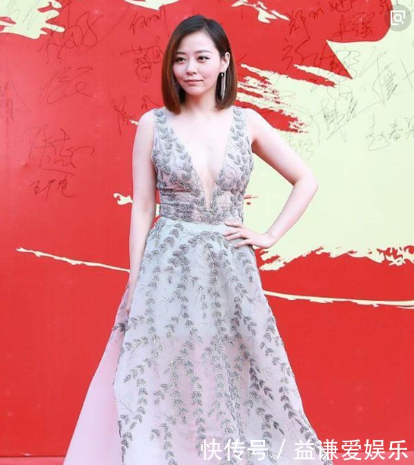 张靓颖又任性了!“开膛”裙再次突破尺度,网友:太妖娆了!