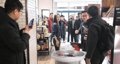  「以选择」26岁章泽天就是会穿！亮片外套搭配牛仔裤减龄时髦，秒变高校生