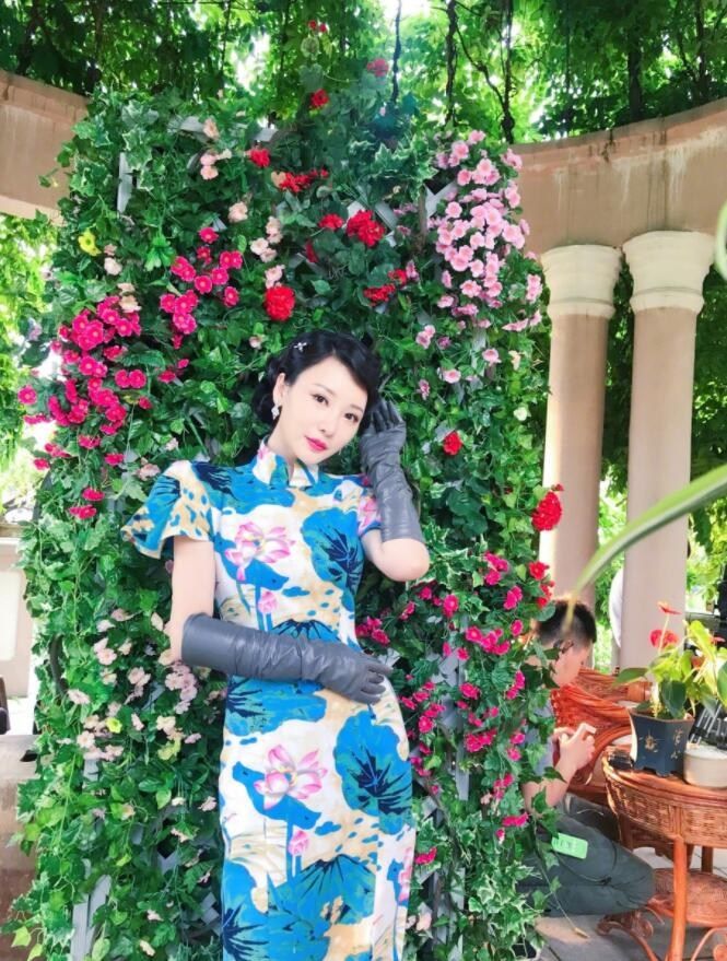 柳岩化身旗袍美女风情万种，散发出一股民国的气质韵味