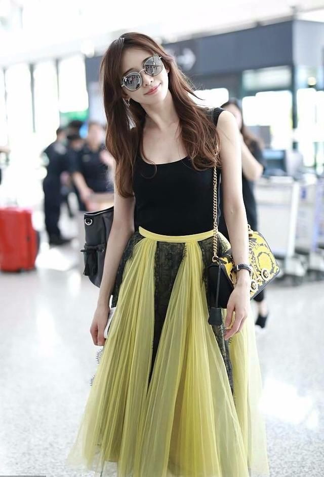 林志玲这是想要让大家都知道她胯宽吗？她不这样穿根本没人知道！