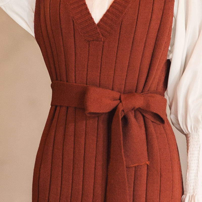 女人秋天别穿裤装出门了，太土，今秋主流气质“毛衣套装”超嫩美