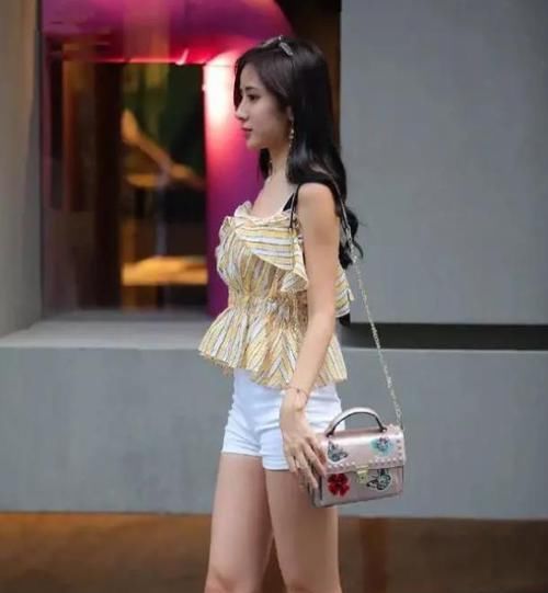  「美女」美女时尚街拍：皮肤白皙的美女，一条绿色的连衣裙，时尚清新气质美