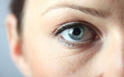 鱼尾纹让女性显得老气 7个方法搞定它