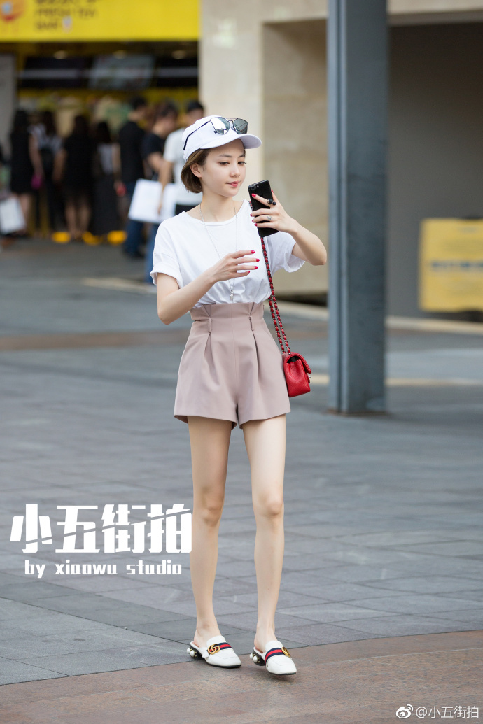 重庆街拍,拥挤的人群中,一眼遇见格外引人注意的你