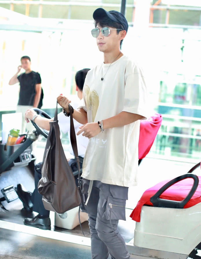 魏晨不仅不刮胡子，还把“自己”穿身上，全靠好身材撑住了!