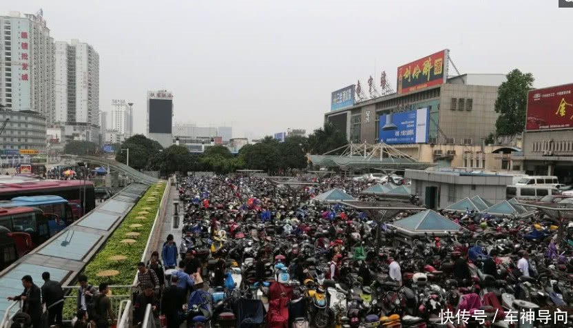广西南宁巨资建地铁，为啥市民宁愿骑电驴也不坐地铁，乘客告诉你