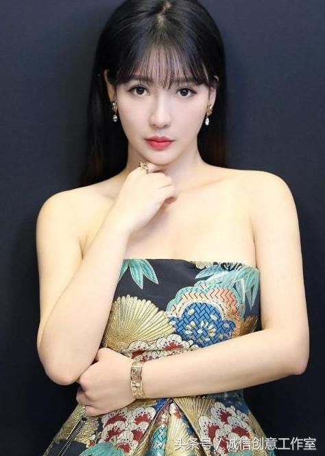 柳岩的迷人拍照姿势，图1漂亮，图3性感，图五目不转睛！