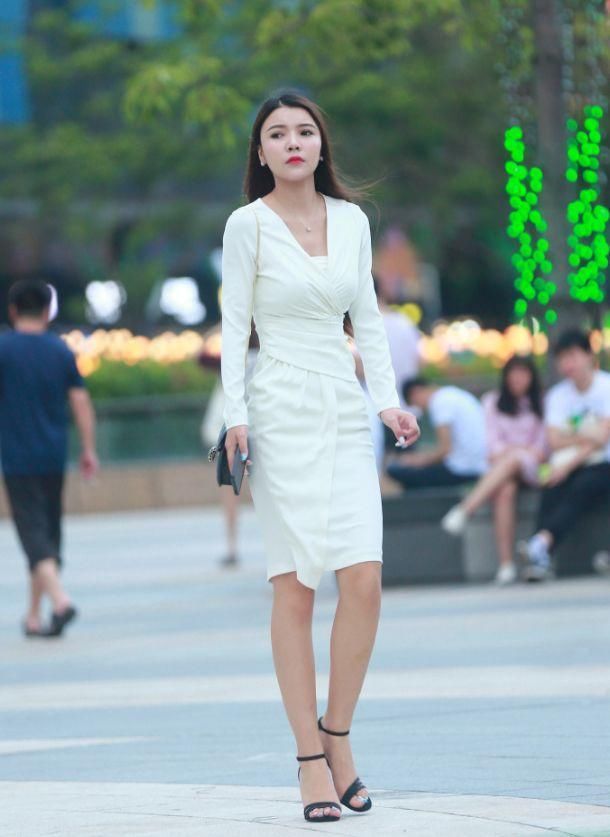 白色开叉连衣裙搭配系带高跟凉鞋，纤纤玉足婀娜腰肢