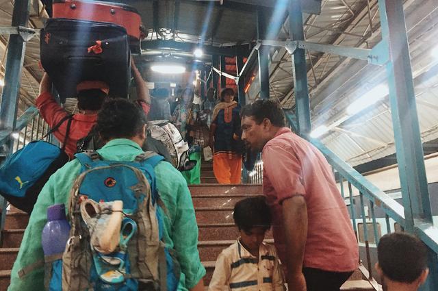  「内部」中国女孩在印度乘坐火车，实拍火车内部，来看看是什么