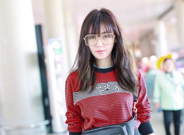 张天爱一改往日御姐风，现身机场剪了个小刘海，简直像换了张脸