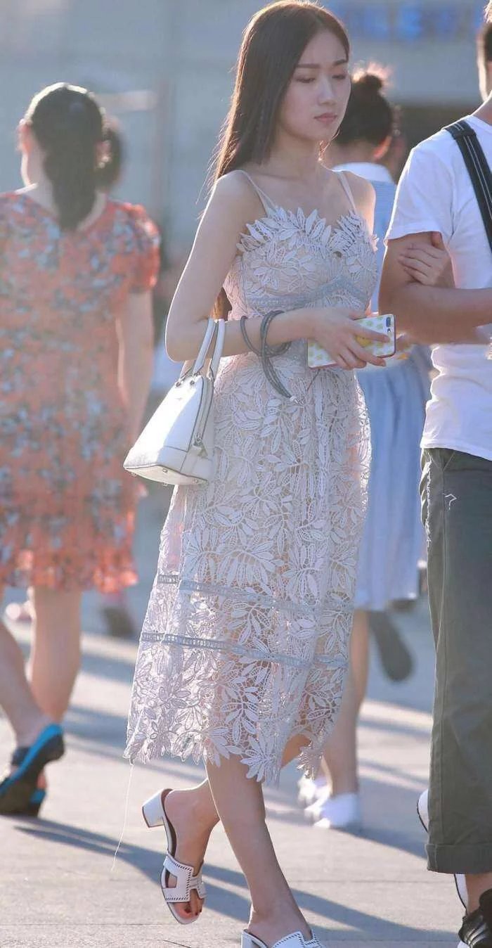 若隐若现的镂空长裙小姐姐, 阳光照射下更加唯美