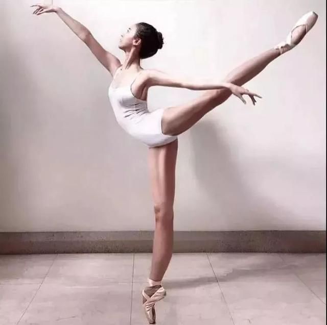 健身｜集美貌，才华与身材于一身的美女钢琴师健身起来也太性感了