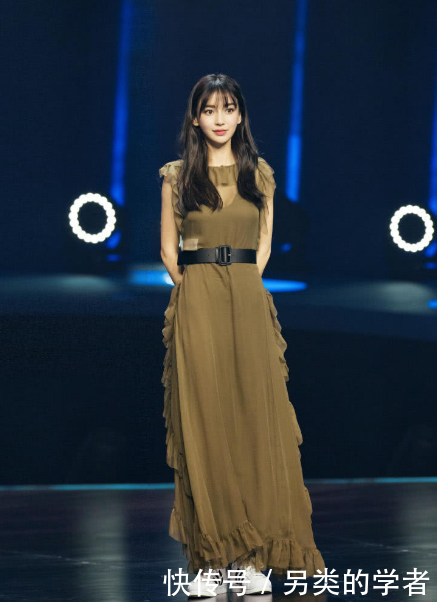 被杨颖的腹肌给吓到了，一直有点微胖的她，这下可以穿得很惊艳了