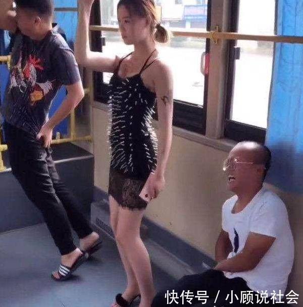 公交车上,漂亮女孩穿这样的性感短裙,却没人敢靠近她