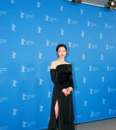 白百何厉害了 把项链缝在衣服上 网友: 离婚后就这么“疯狂”