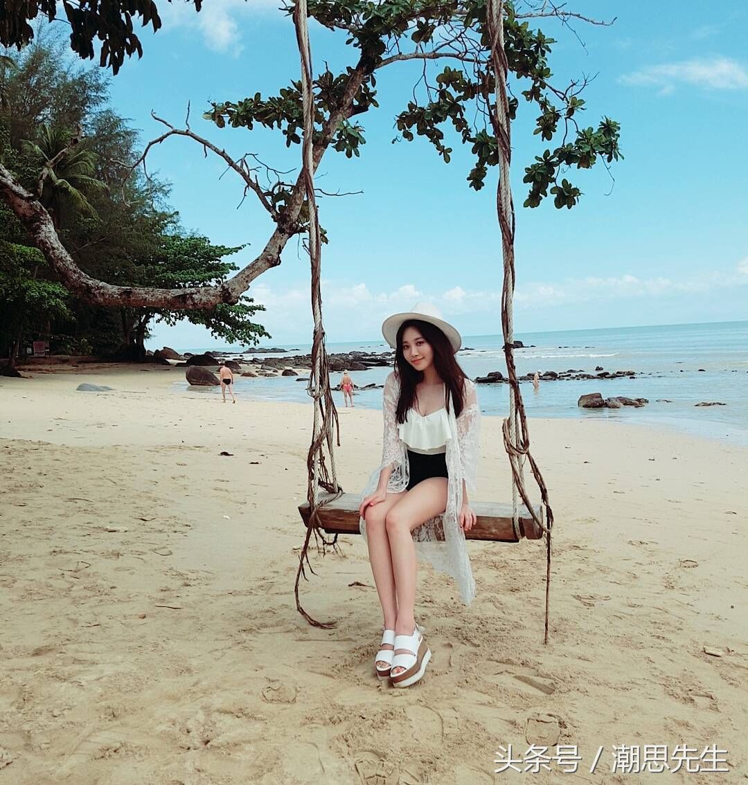 保价5亿的美腿并不是她唯一看点，其实她也有邻家的一面