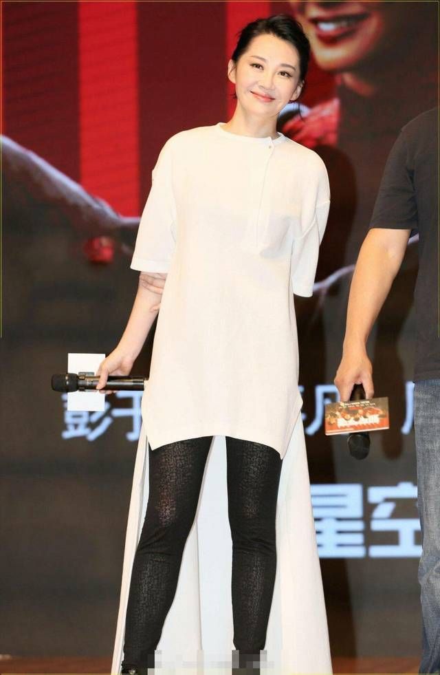 许晴气质虽好，但这紧身裤穿的太辣眼，还搭这种鞋子，丑哭!