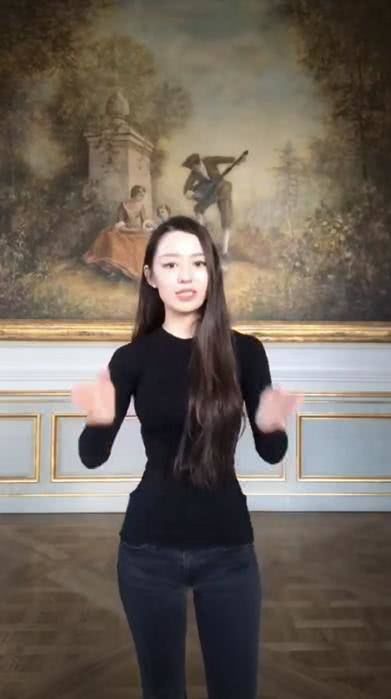  「视频」吉娜国外录视频教德语，一身简约造型，却难遮好身材