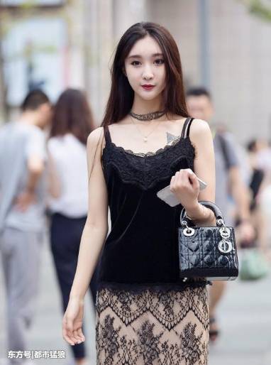 杭州街拍: 夏日来了, 还好有了防晒衣! 小姑娘的美丽保住了