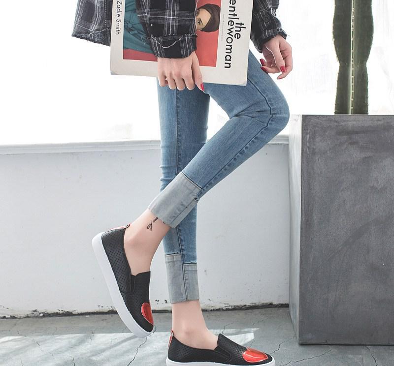 越来越多女人不穿高跟鞋了，如今大家流行这样穿，连闺蜜都羡慕我