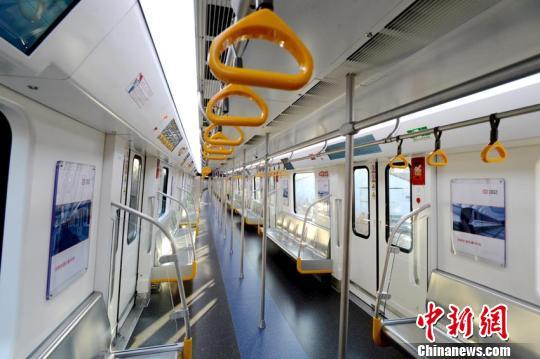 中国首列长编组全自动运行地铁列车在长春下线