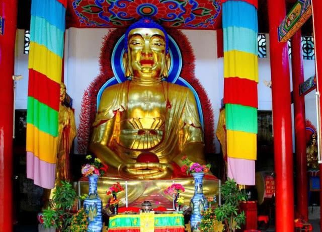 寺庙里的僧人禁止游客拍照，说出来恐怕你都不相信，请文明旅游！