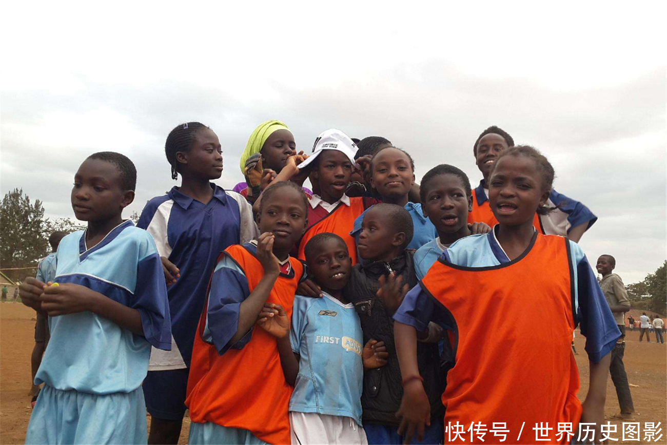 游客非洲旅游，被当地小孩强行要钱，导游：都是中国游客惯出来的