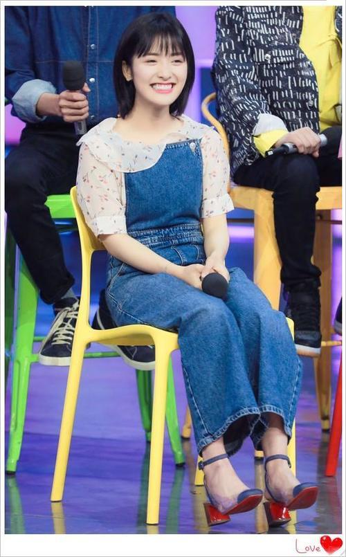 小短腿的沈月穿超短百褶裙真亮眼，网友：看一眼就感觉又恋爱了