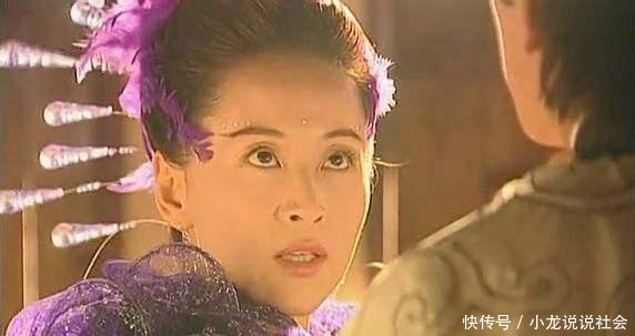 头上插满水晶大头针的古装女子，张俪清新、于莉妖娆不失霸气