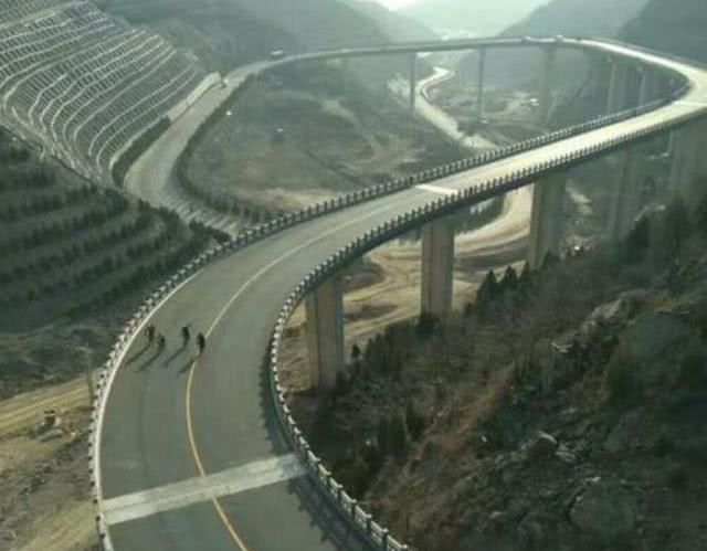 国内有条“过山车”公路，约有116层居民楼高，司机如同置身云端