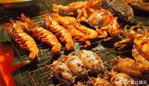 中国游客去巴铁吃烧烤,一串吃到撑,服务员说出价格时却愣住了!