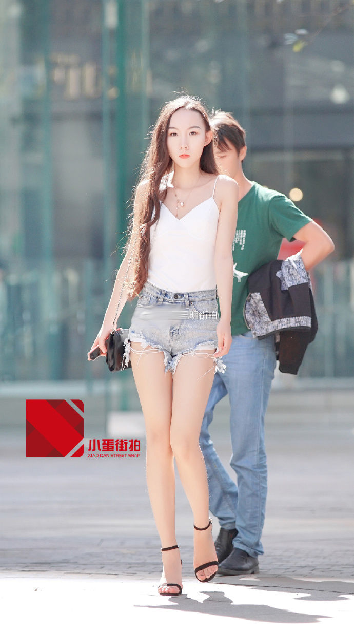 街拍:秋天的简约清新的穿搭指南,展示出自然的美!