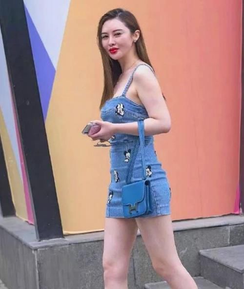  #艳若桃李#潮范儿女神来了，街拍：艳若桃李的美女，一件一字肩上衣配浅色牛仔裤，青春活力范