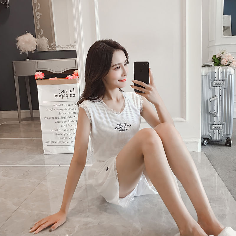 三伏天，女人不穿三角裤不算什么了，只有更夸张的，谁看了都害羞