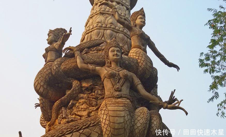 一座叫“鬼窟”公园,布满了数百尊形态诡异,造型夸张的神像