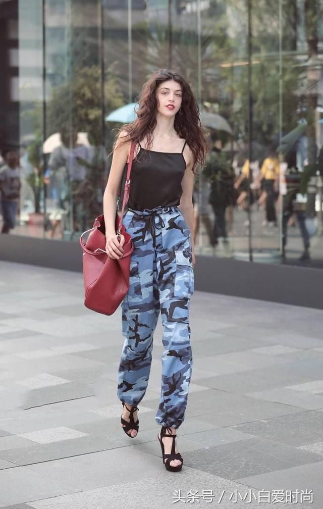 “丰腴”结实的感觉，穿短裤配高跟的美女，这种身材挺劲爆！