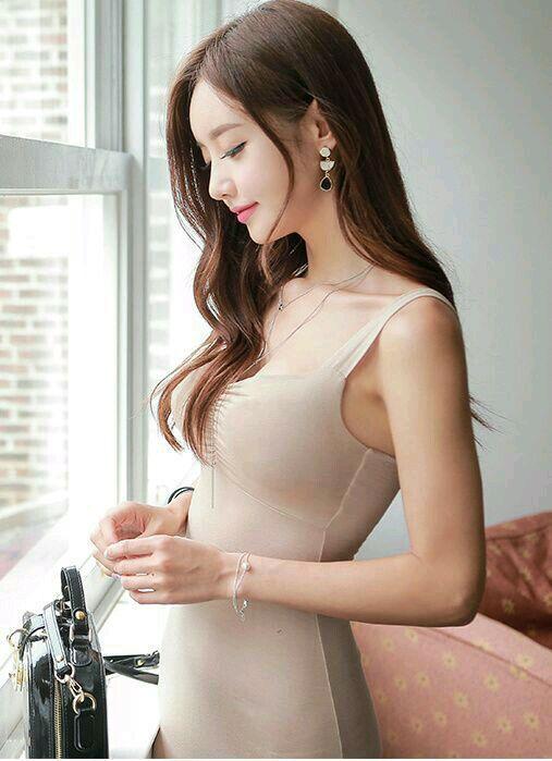 孙允珠小姐姐穿了个肤色吊带裙,产生风华绝代即视感!