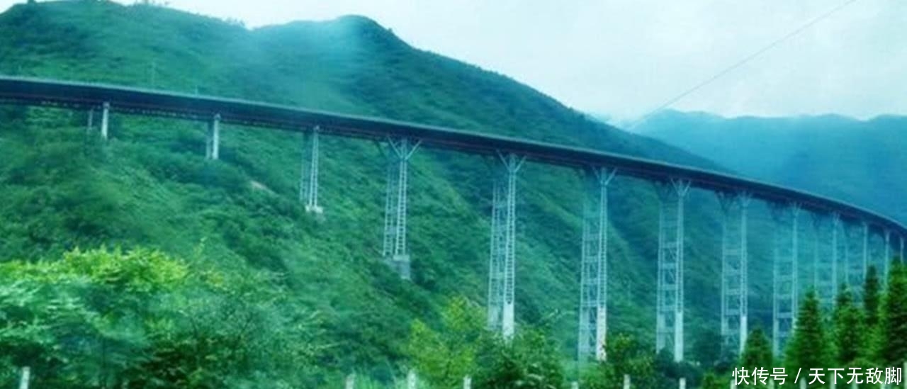  我国■我国真正的“天路”，240公里是高架桥和山洞，像坐过山车