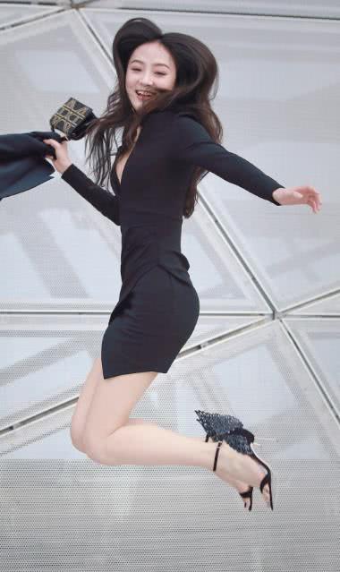 小姐姐180公分魔鬼身材臀线比上围更吸睛，凭借一组“仙女跳”封