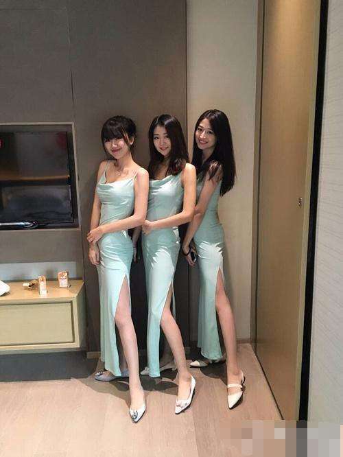 街拍：开叉裙的小姐姐，三个并排凸显细直的大长腿