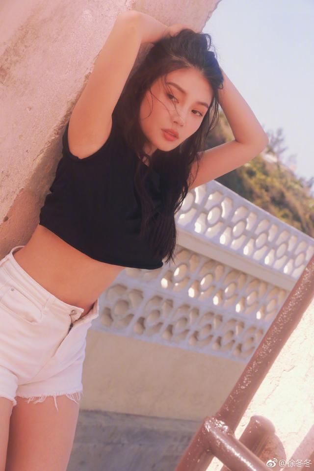 “大嫂”徐冬冬太迷人！穿着简单尽显少女魅力，朦胧也是一种美！