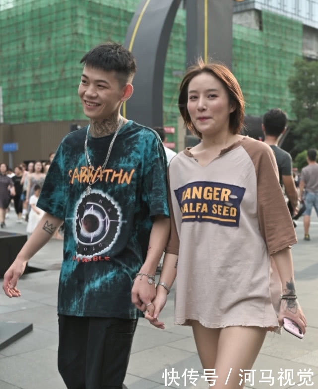 「 闺蜜」但我们的腿一样长，街头又来一对“冒牌闺蜜”我比你矮8公分