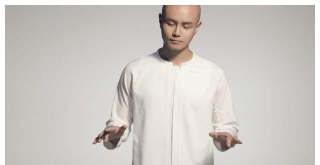 『离场』曾在节目上伶仃大醉,怒怼金星和鲁豫到生气离场,如今四处做演讲