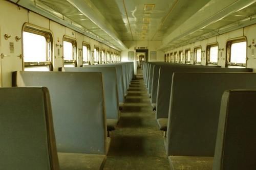  「座位」为什么火车座位是面对面的，高铁座位却朝前？你知道是