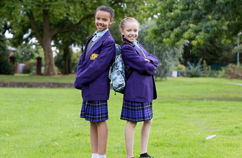 英国双胞胎姐妹肤色一黑一白，上学后老师都不敢相信